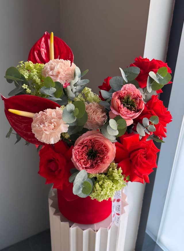 Коробка #322 Пионовидные розы, вибурнум, антуриум