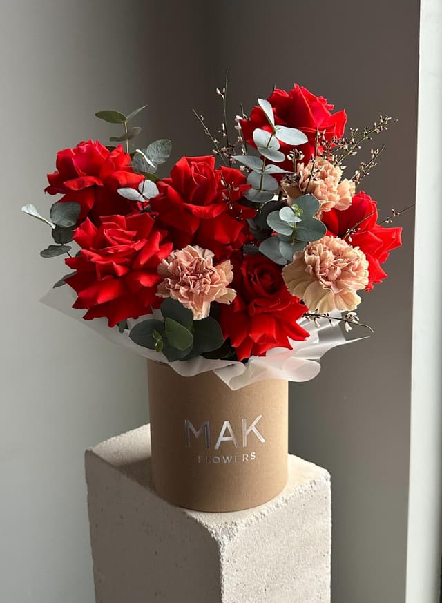 Коробка #326 Розы "Нина", диантусы