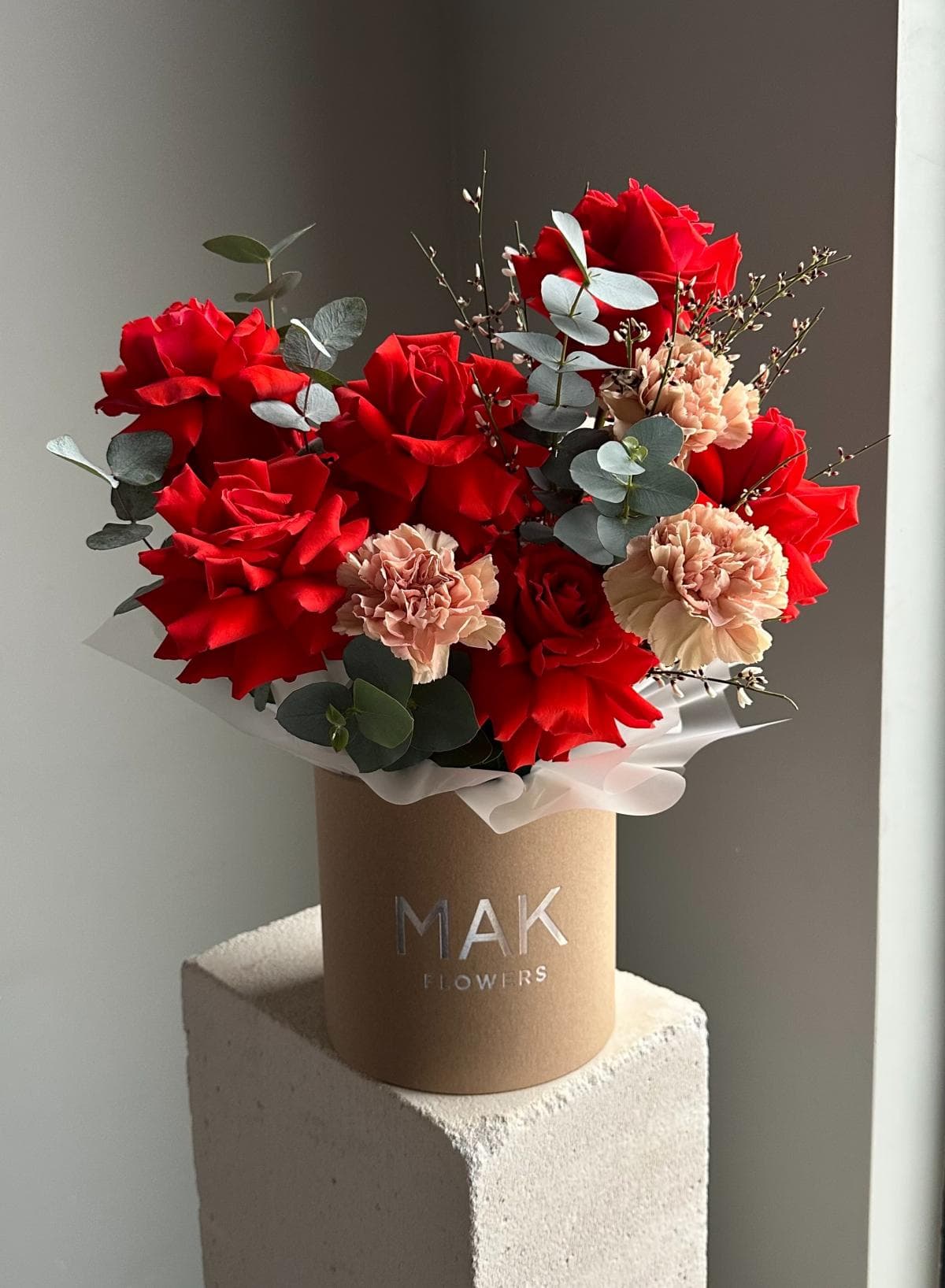 Коробка #326 Розы "Нина", диантусы