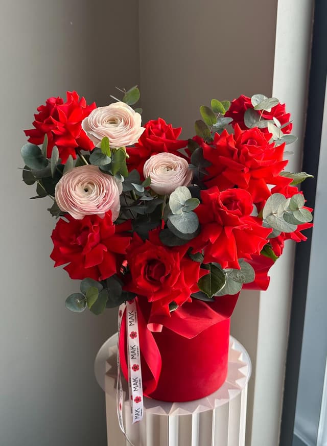 Коробка #327 Розы "Нина", ранункулюс