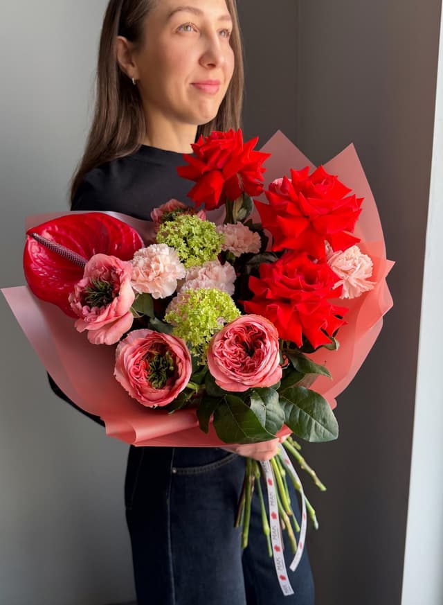 Букет #268 Пионовидные розы, антуриум, вибурнум