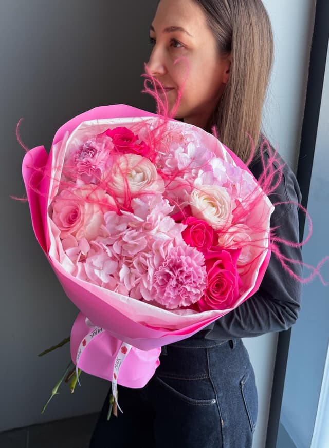 Букет #269 Гортензии, ранункулюсы, розы