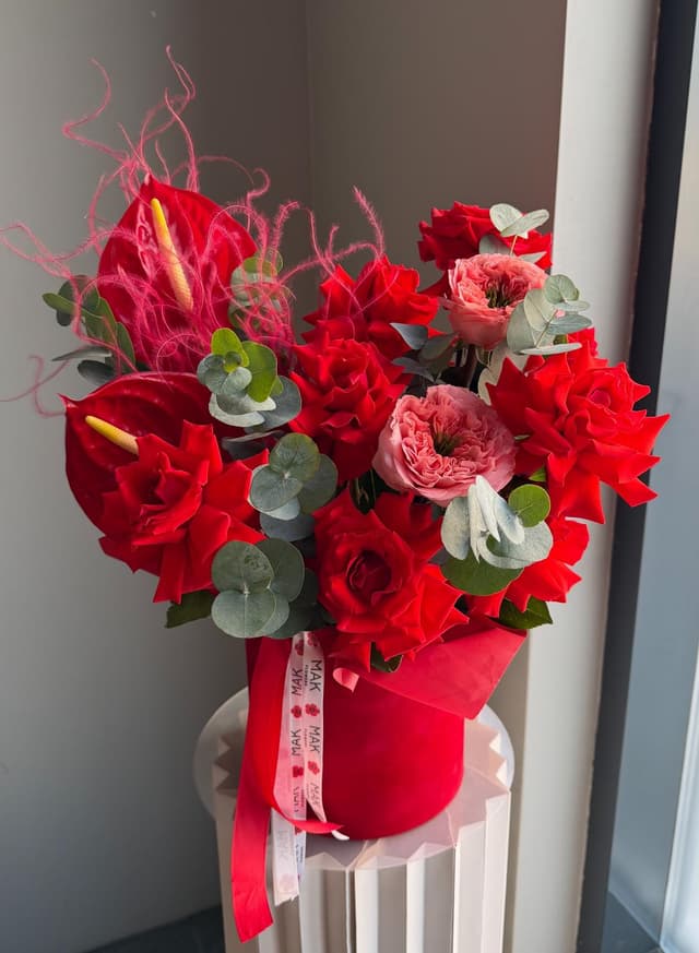 Коробка #324 Розы "Нина" и "Мандарин", антуриум