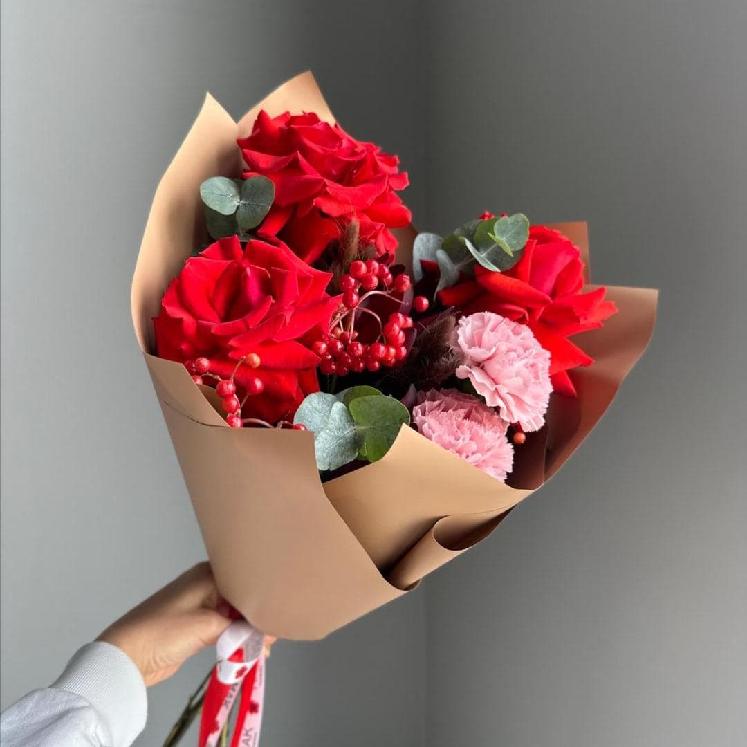 Букет #241 Розы, диантусы, ягоды