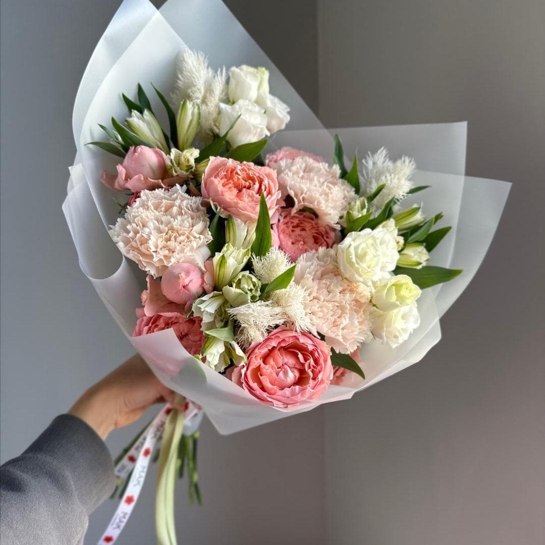 Букет #210 Пионовдные розы, эустома, диантусы