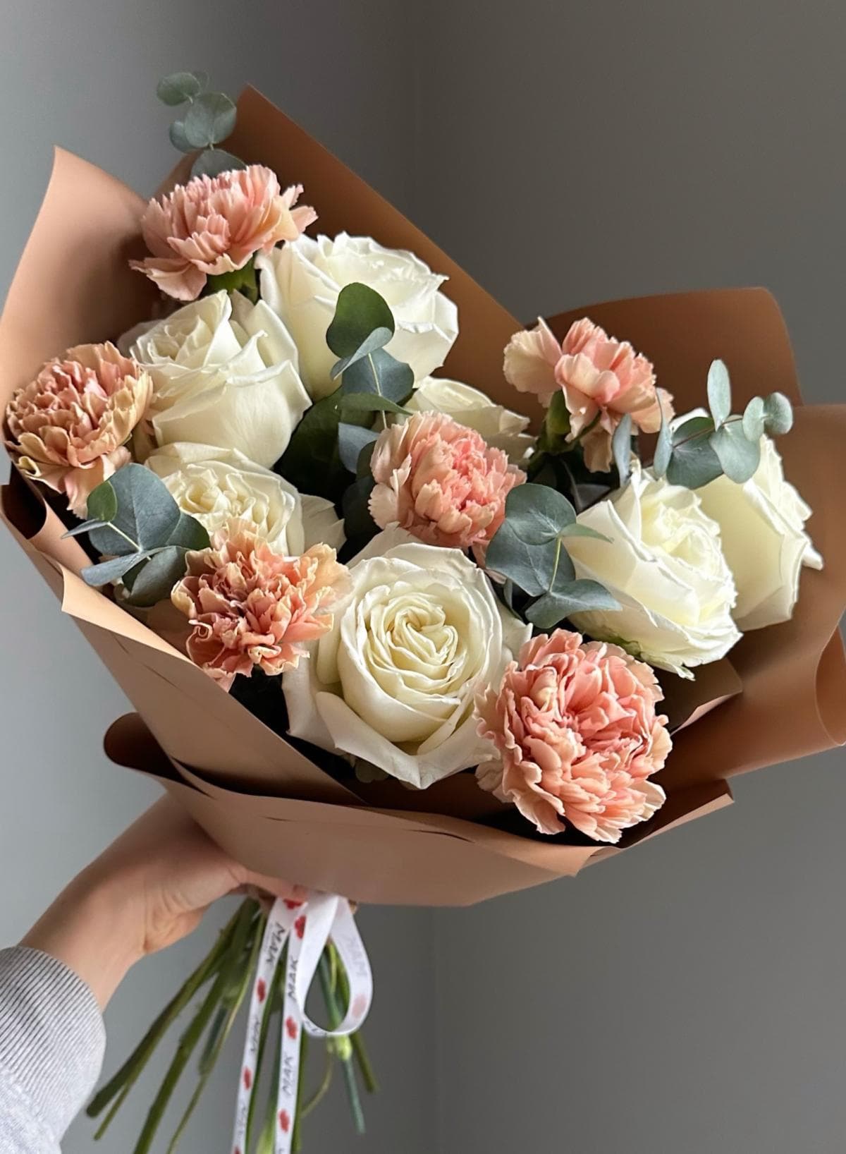 Букет #215 Розы, диантусы и эвкалипт