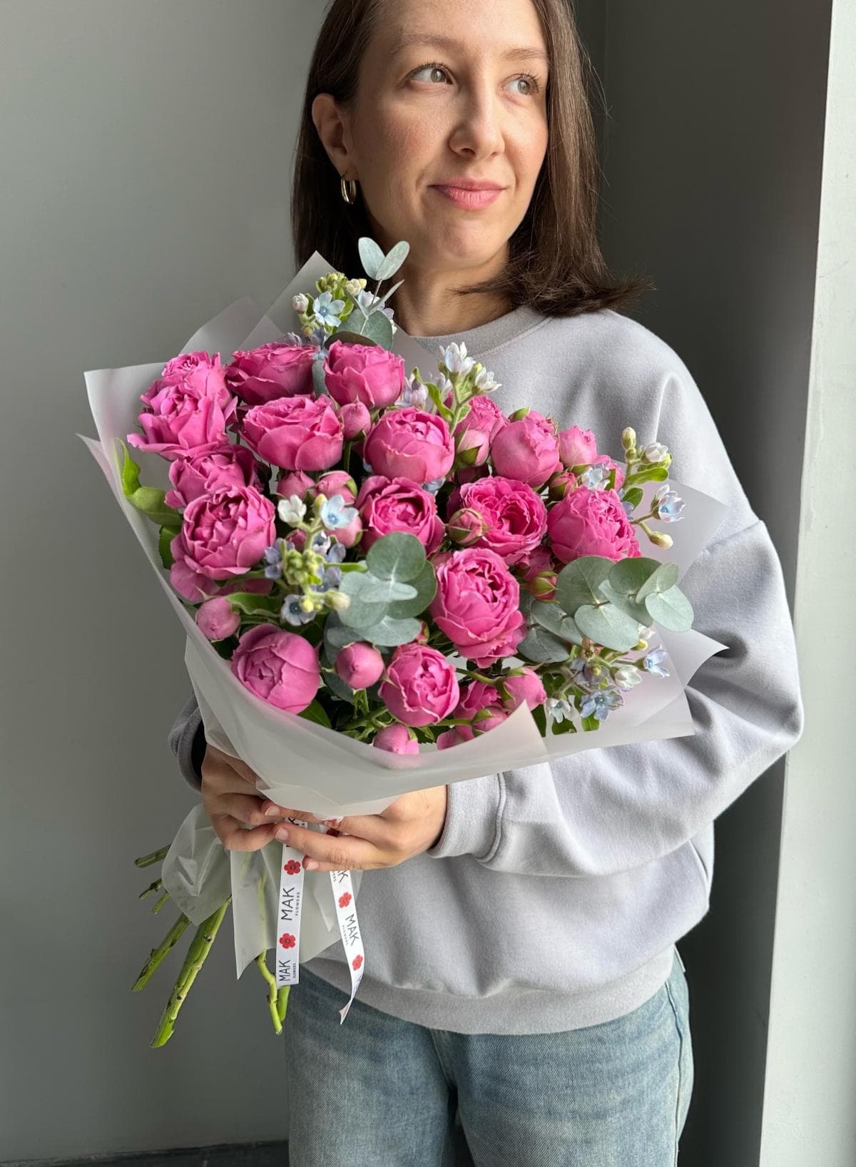 Букет #239 Кустовые пионовидные розы, оксипеталум