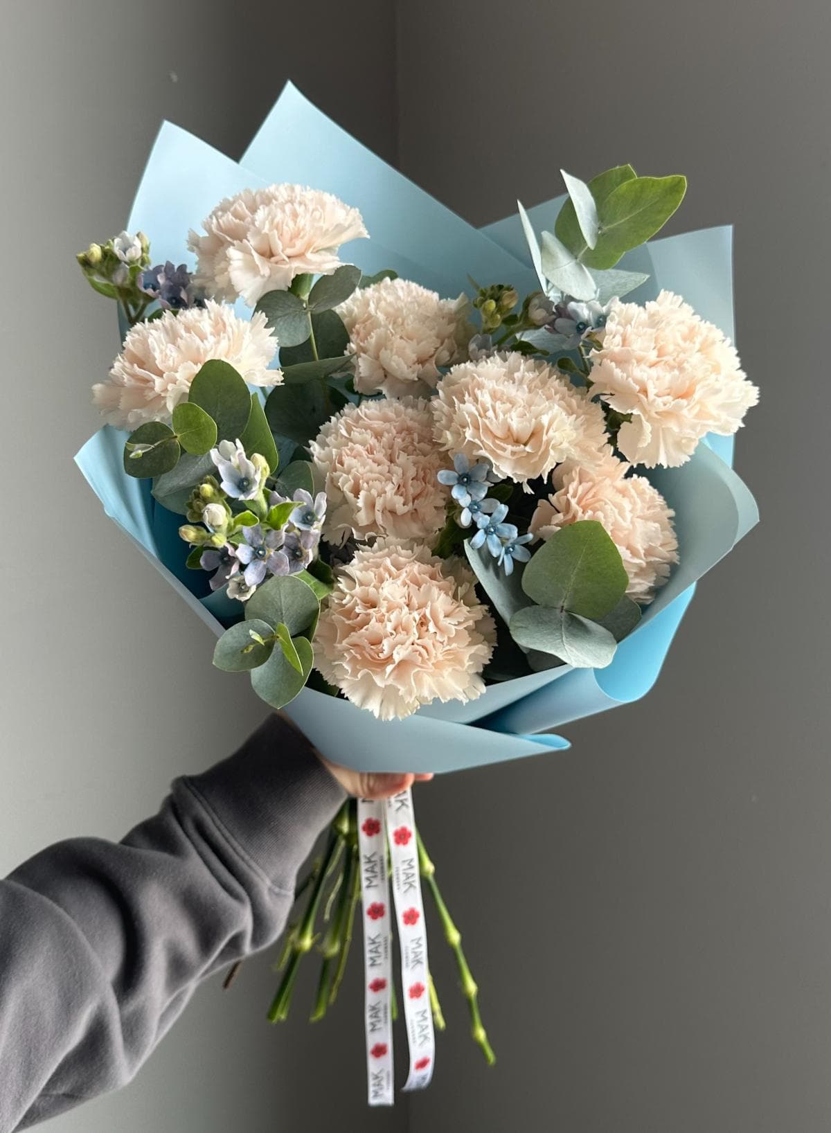 Букет #227 Диантусы, оксипеталум, эвкалипт