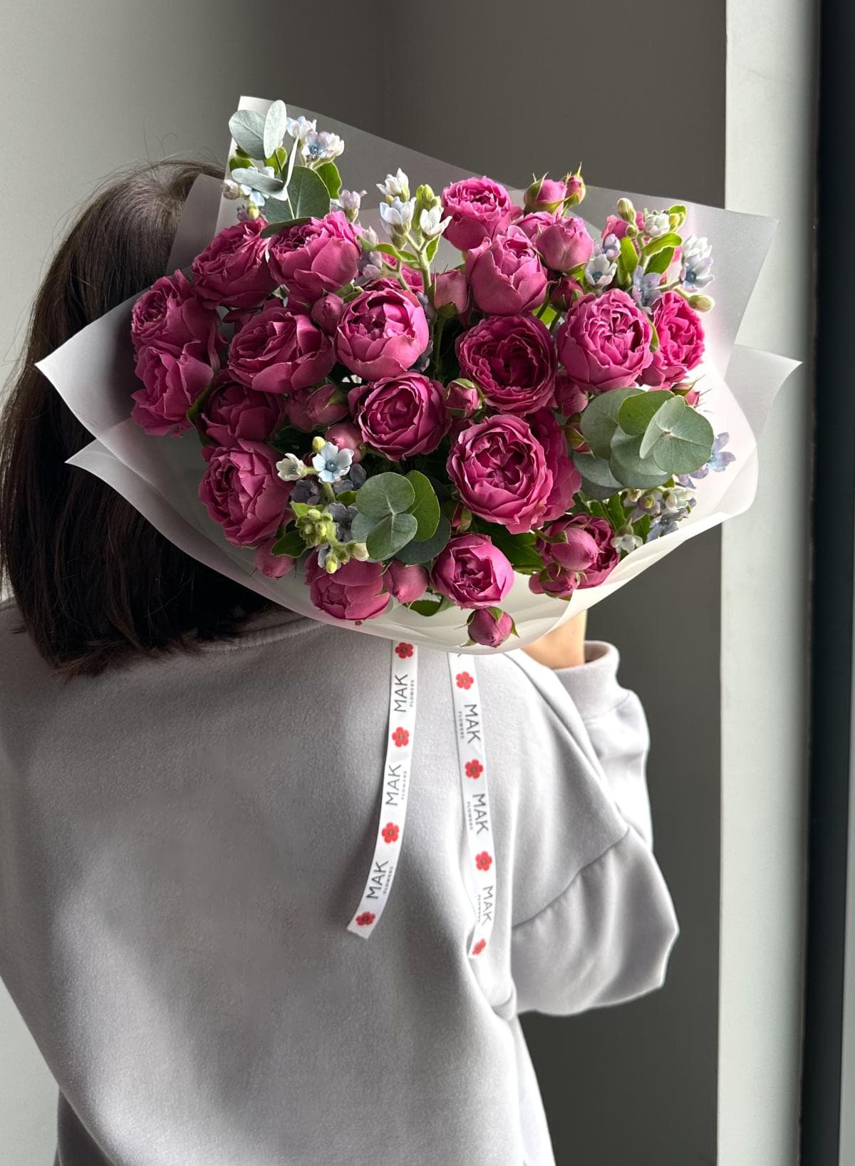 Букет #239 Кустовые пионовидные розы, оксипеталум