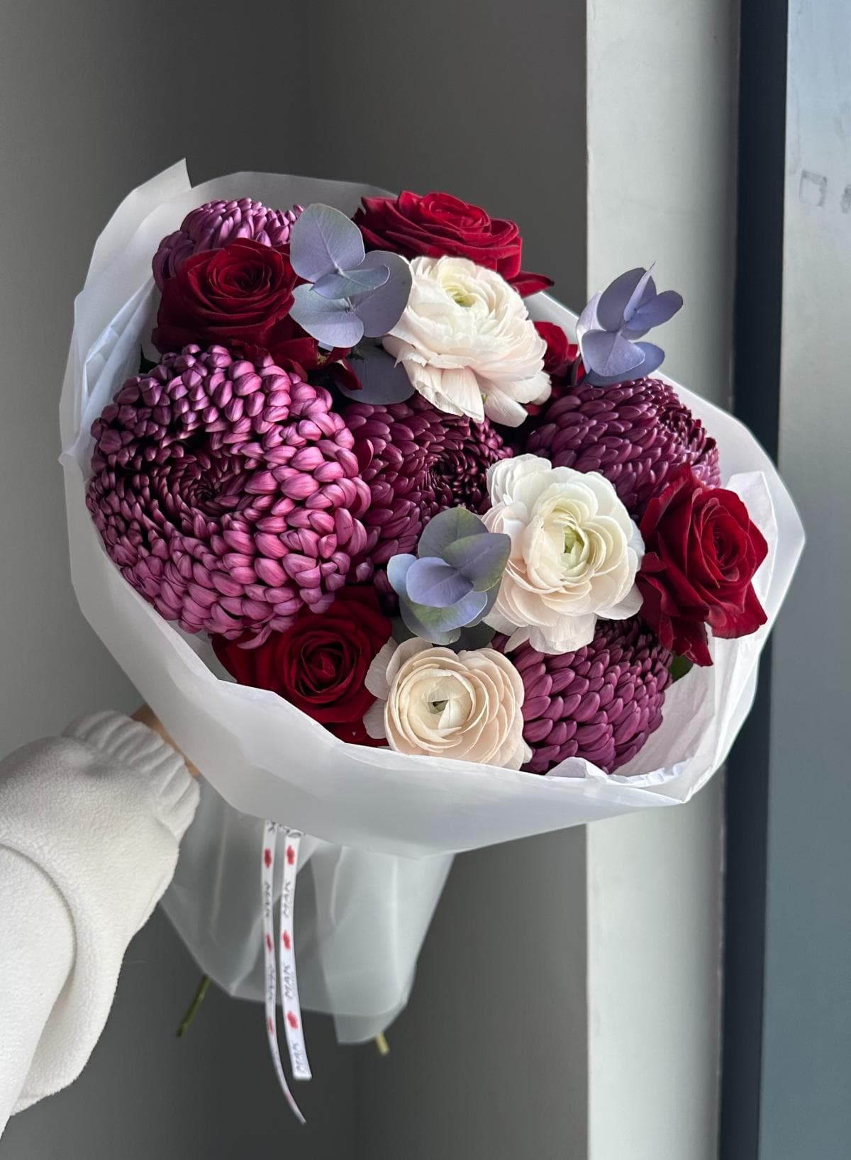 Букет #266 Хризантема "Бигуди", розы, ранункулюсы